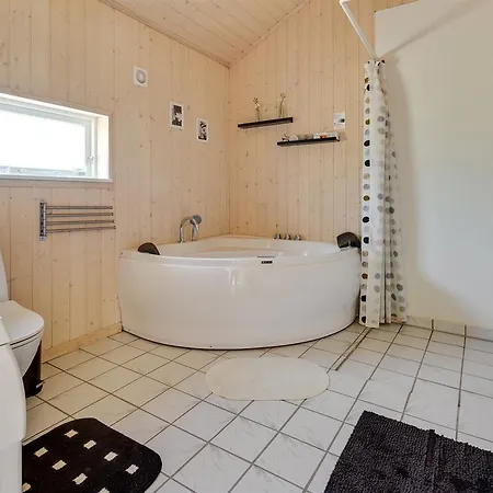 Three-bedroom Holiday In * هالس